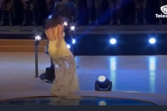 Khi người đẹp thi hoa hậu bị tuột váy, vấp ngã trên sân khấu