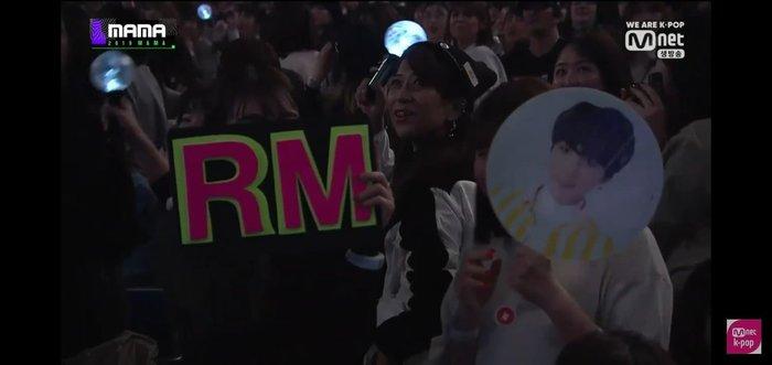 Bất chấp quy định của MAMA 2019, ARMY bị chỉ trích vì cổ vũ bằng lightstick riêng-2