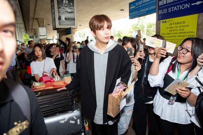 Fiona Fung, Young Jae (B.A.P) cùng dàn nghệ sĩ châu Á đổ bộ sân bay Tân Sơn Nhất-2