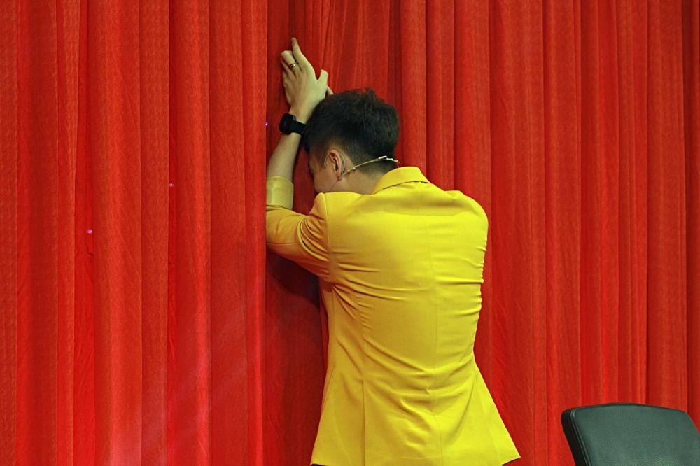 Ngô Kiến Huy bị gài hôn thí sinh nếu Trấn Thành, Trường Giang bật cười ở Thách Thức Danh Hài-5