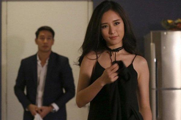 Bức tranh treo tường bất ngờ rơi, lộ ra bí mật của người bố chồng giám đốc-3