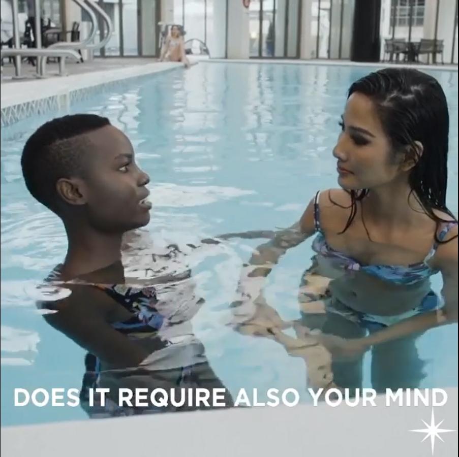 Hoàng Thùy ghi điểm tại Miss Universe 2019 với màn dạy boxing cho Hoa hậu Tanzania dưới bể bơi-3