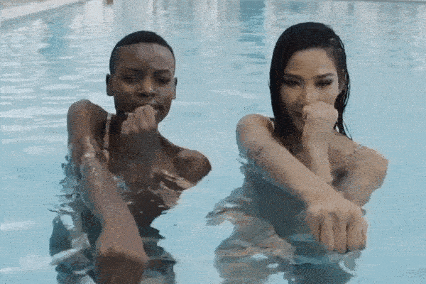 Hoàng Thùy ghi điểm tại Miss Universe 2019 với màn dạy boxing cho Hoa hậu Tanzania dưới bể bơi