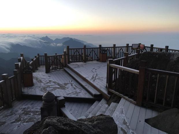 HOT: Xuất hiện băng giá phủ trắng đỉnh Fansipan, dân tình rục rịch rủ nhau cuối năm lên Sa Pa săn tuyết rơi-1