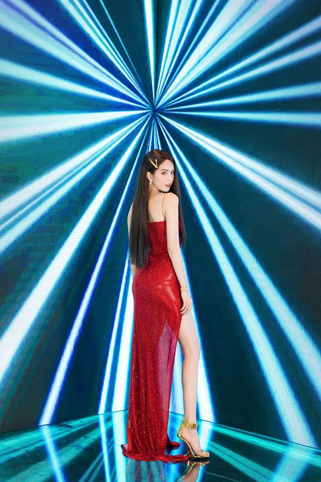 Diện đầm đỏ, Ngọc Trinh được ví như Bạch Tuyết nhưng loạt phụ kiện hơn 1 tỷ mới là điểm gây chú ý-4