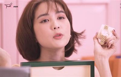 Diện đầm đỏ, Ngọc Trinh được ví như Bạch Tuyết nhưng loạt phụ kiện hơn 1 tỷ mới là điểm gây chú ý-5