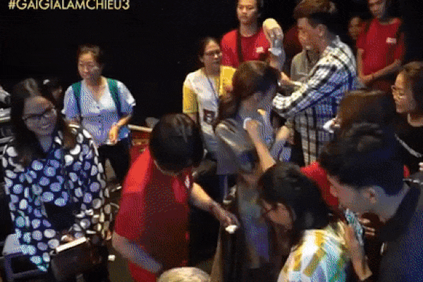 Diễn lại cảnh phim Cua Lại Vợ Bầu, Ninh Dương Lan Ngọc gặp sự cố hài hước-2