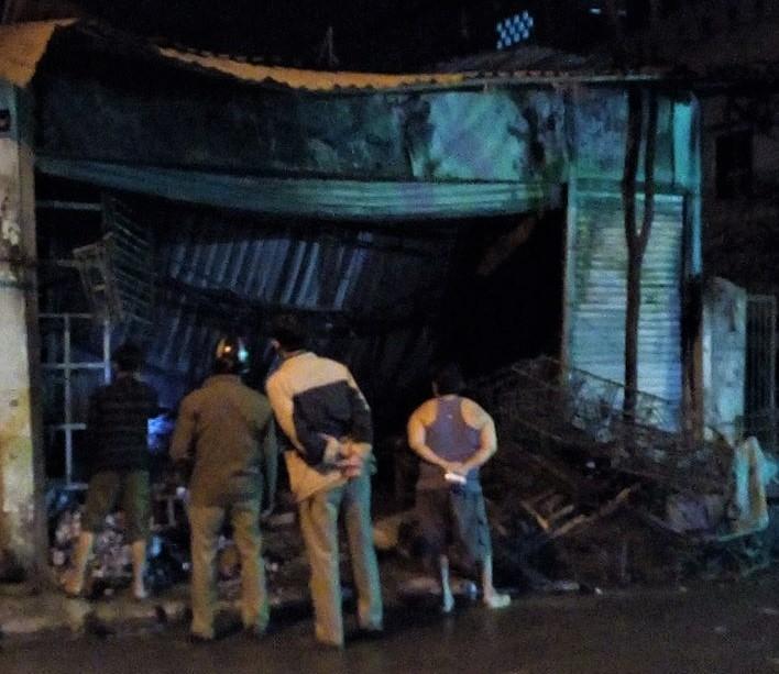 Phá cửa cứu 5 người mắc kẹt trong vụ hỏa hoạn kinh hoàng lúc nửa đêm-2