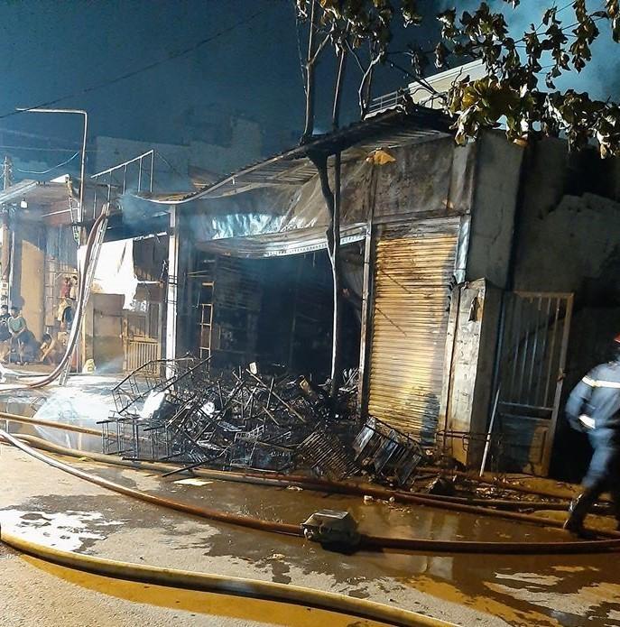 Phá cửa cứu 5 người mắc kẹt trong vụ hỏa hoạn kinh hoàng lúc nửa đêm-3