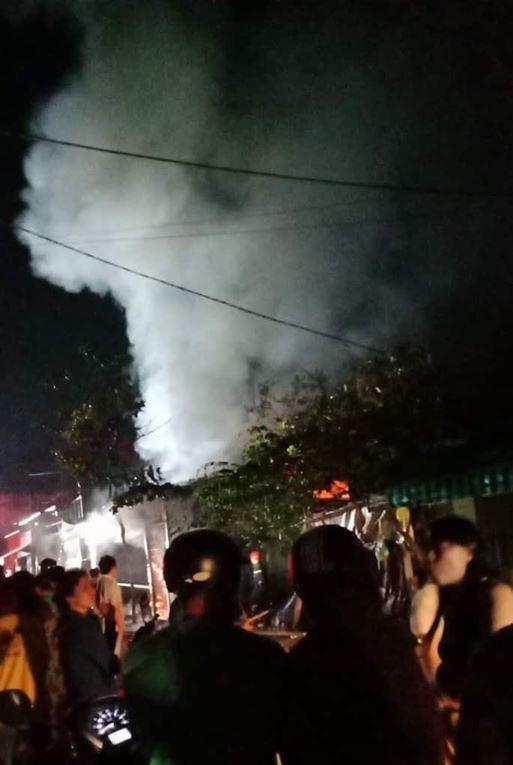 Phá cửa cứu 5 người mắc kẹt trong vụ hỏa hoạn kinh hoàng lúc nửa đêm-1