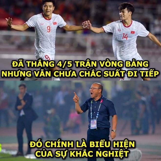 Ảnh chế bố Park bảo vệ học trò trong từng trận đấu tại SEA Games 30-4