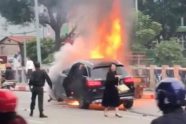 Khởi tố vụ nữ tài xế đi giày cao gót lái xe ô tô Mercedes gây tai nạn liên hoàn khiến 1 người tử vong ở Lê Văn Lương-1