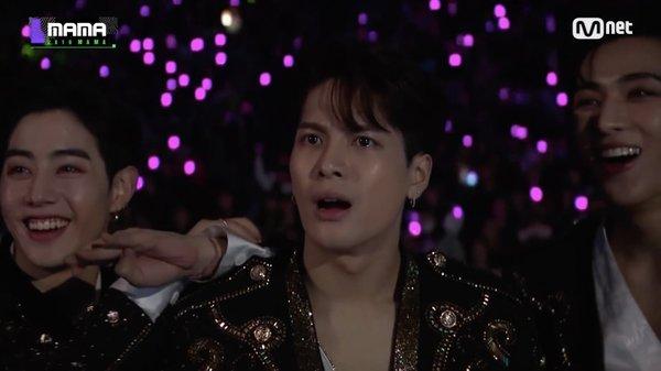 Jackson (GOT7) sốc không khép nổi miệng khi chứng kiến Hwasa ngồi lên đùi chủ tịch JYP-1