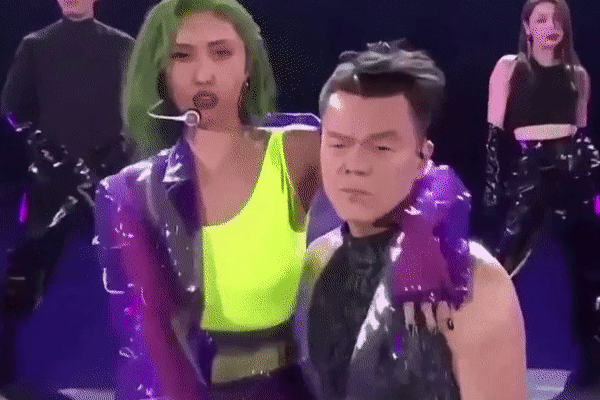 Jackson (GOT7) sốc không khép nổi miệng khi chứng kiến Hwasa ngồi lên đùi chủ tịch JYP-2