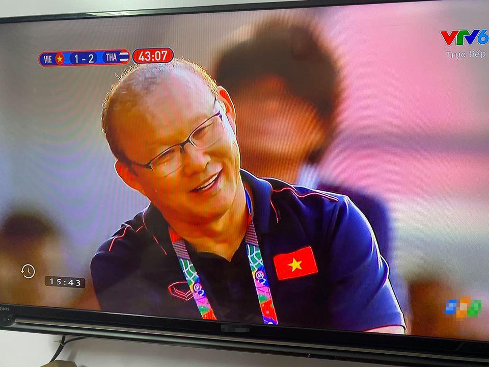 Trợ lý ăn thẻ vàng ngoài đường biên, nụ cười bí hiểm của HLV Park Hang Seo chiếm trọn spotlight-2