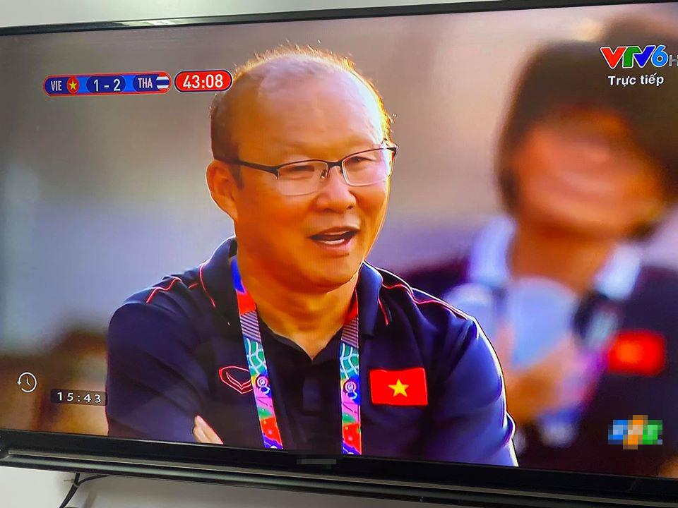 Trợ lý ăn thẻ vàng ngoài đường biên, nụ cười bí hiểm của HLV Park Hang Seo chiếm trọn spotlight-3