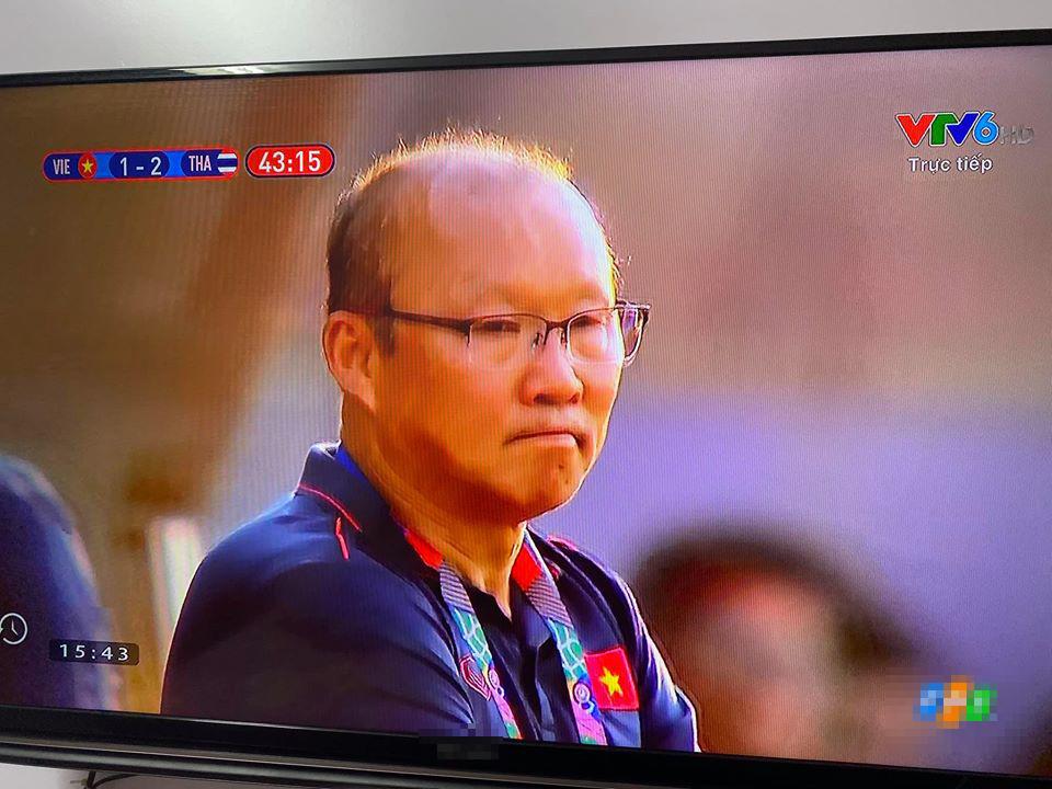 Trợ lý ăn thẻ vàng ngoài đường biên, nụ cười bí hiểm của HLV Park Hang Seo chiếm trọn spotlight-4