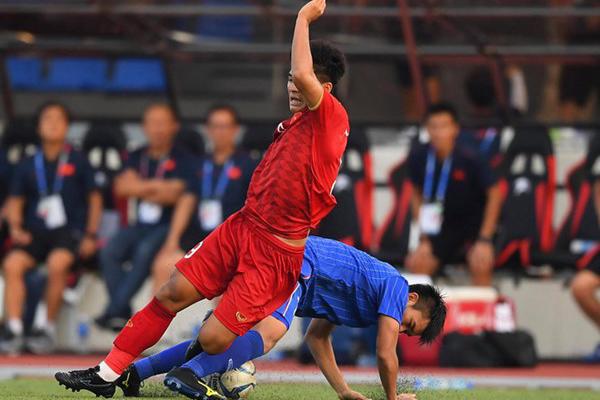 Không thể vào sân thi đấu, Quang Hải được Tiến Linh làm điều đặc biệt ngay trên sân cỏ-2