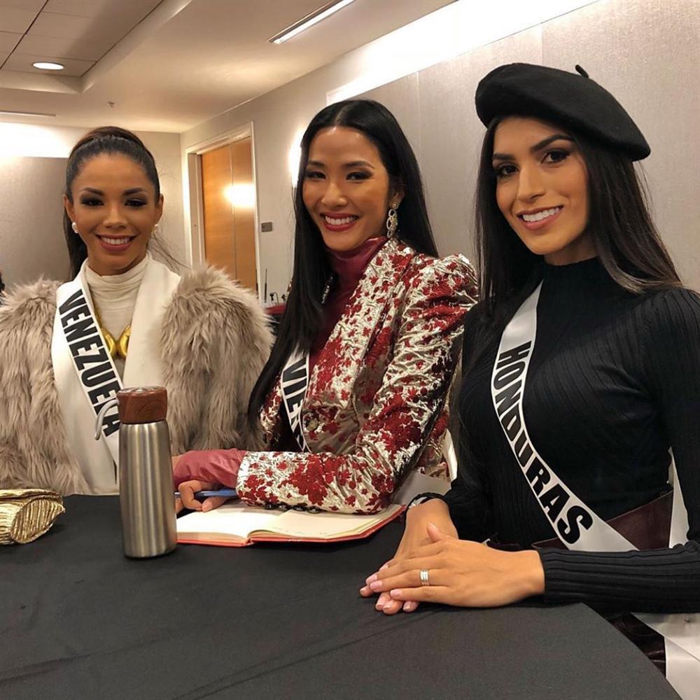 Miss Universe 2019 ngày thứ 7: Đối thủ lên đồ rực rỡ, tìm Hoàng Thùy khó như mò kim đáy bể-1