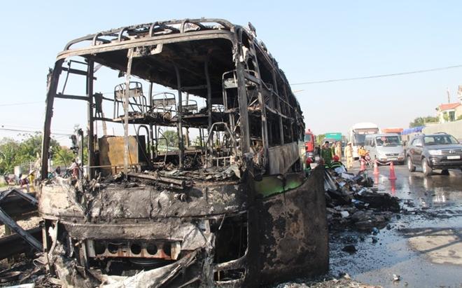 Xe khách hai tầng cháy rụi trên QL1A, 11 người thoát chết-1