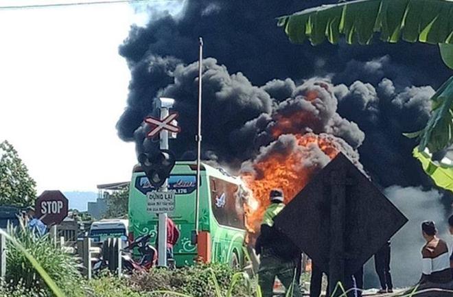 Xe khách hai tầng cháy rụi trên QL1A, 11 người thoát chết-2