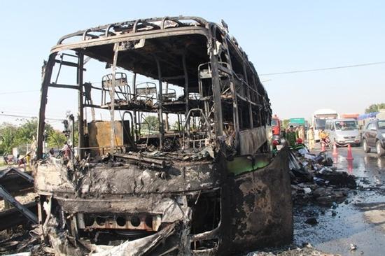 Xe khách hai tầng cháy rụi trên QL1A, 11 người thoát chết