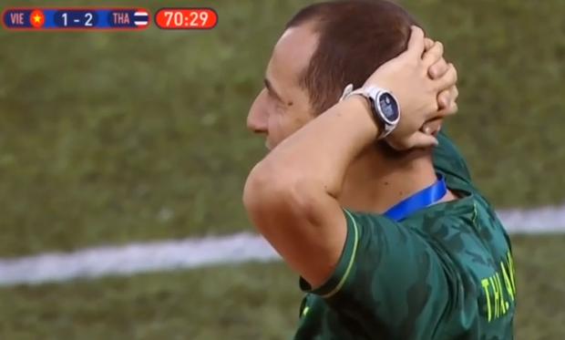 NGHIỆP QUẬT: HLV thể lực từng cà khịa thầy Park ôm đầu cười như mếu khi U22 Việt Nam gỡ hòa-1