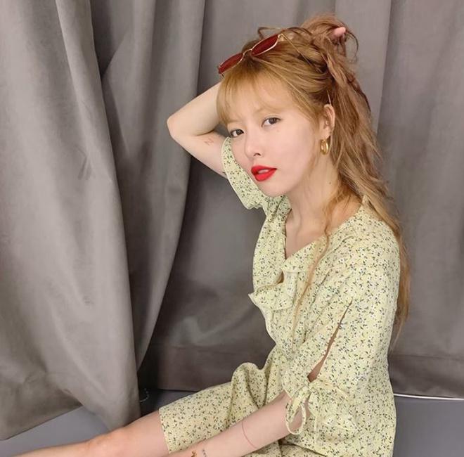 Không phải đồ hở hang, HyunA ngoài đời thích mặc váy áo hoa nữ tính-11