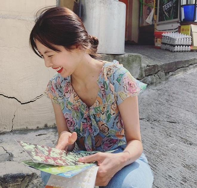 Không phải đồ hở hang, HyunA ngoài đời thích mặc váy áo hoa nữ tính-8