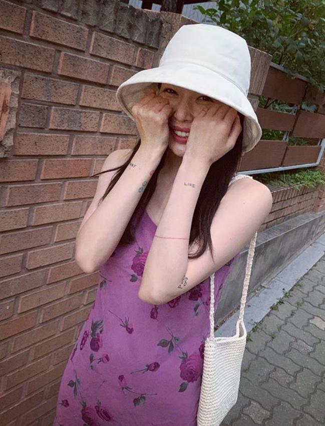 Không phải đồ hở hang, HyunA ngoài đời thích mặc váy áo hoa nữ tính-9