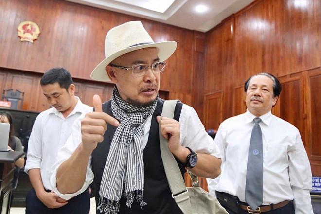 Ông Đặng Lê Nguyên Vũ ngồi lặng cả phút sau khi tòa tuyên án-1