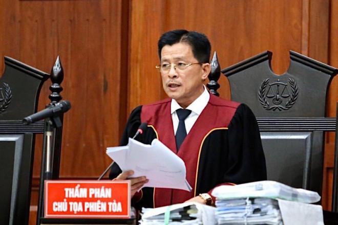 Ông Đặng Lê Nguyên Vũ ngồi lặng cả phút sau khi tòa tuyên án-2