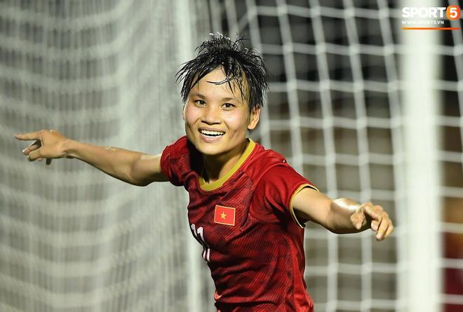 Ban tổ chức SEA Games 30 bất ngờ mở Hãy trao cho anh của Sơn Tùng M-TP trong khán đài đầy ắp CĐV đội chủ nhà-2