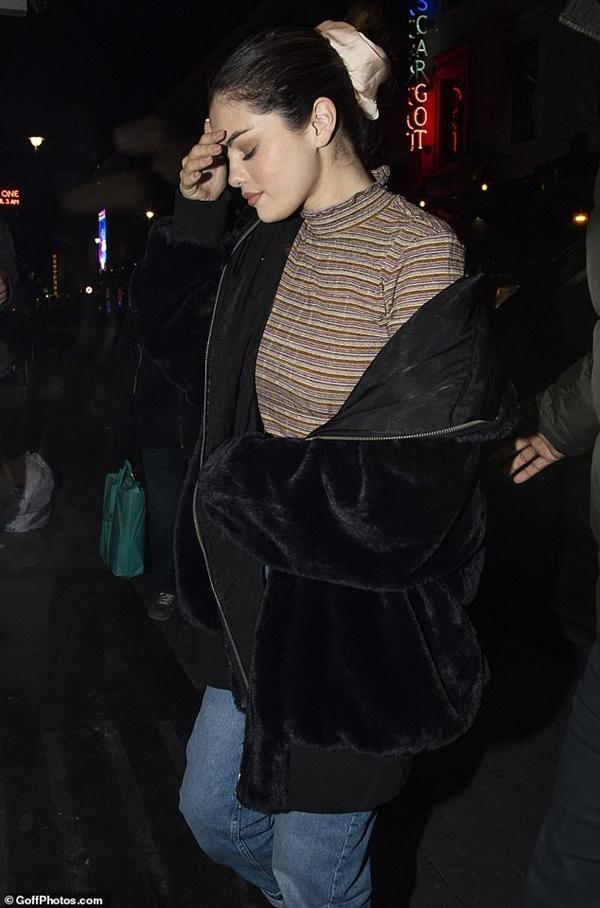 Selena Gomez buồn bã, liên tục che mặt ra phố sau khi bị chê hát dở-4