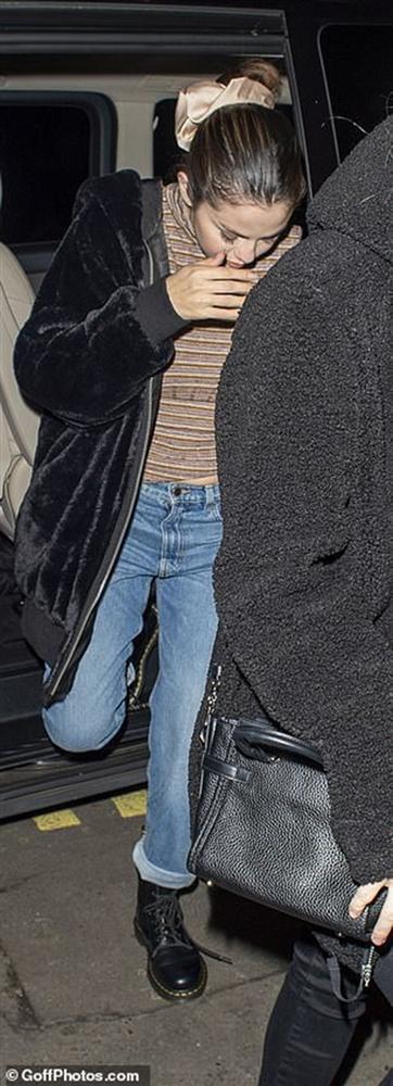 Selena Gomez buồn bã, liên tục che mặt ra phố sau khi bị chê hát dở-6