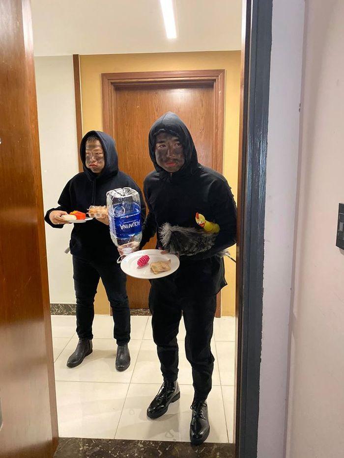 Thanh niên tự rước họa vào thân khi mặc đồ đen, bôi mặt đen xì cầm đĩa lạp xưởng chụp ảnh đăng facebook-4