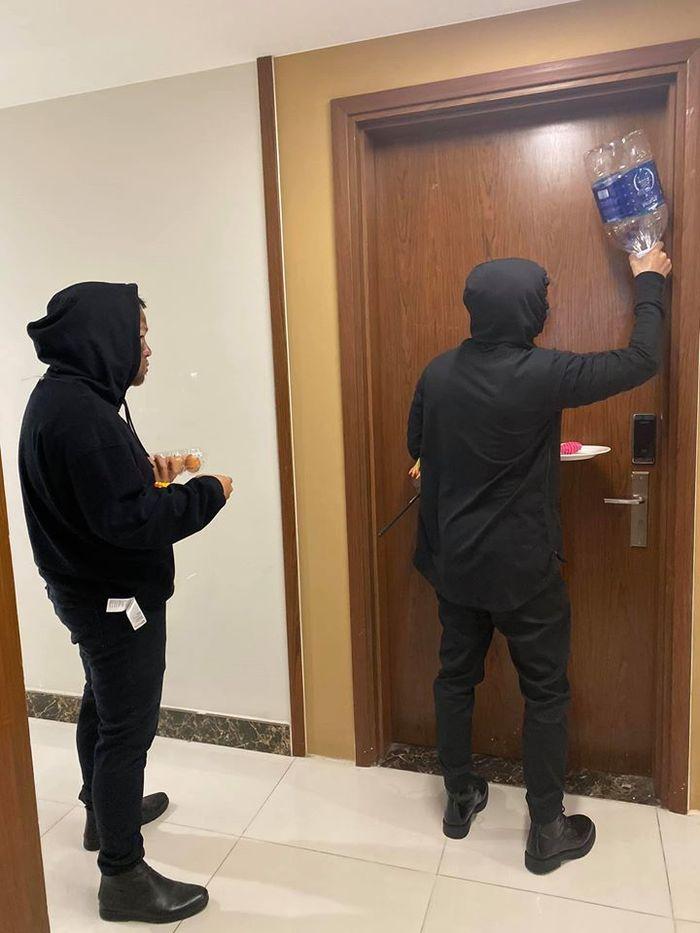 Thanh niên tự rước họa vào thân khi mặc đồ đen, bôi mặt đen xì cầm đĩa lạp xưởng chụp ảnh đăng facebook-5