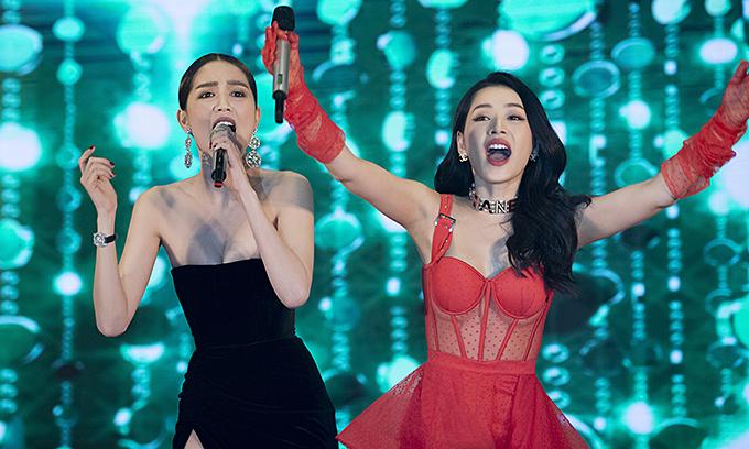 Chi Pu thỏa lòng làm hoa hậu khi được Ngọc Trinh trao vương miện Miss Showbiz-2