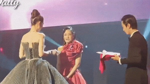 Chi Pu thỏa lòng làm hoa hậu khi được Ngọc Trinh trao vương miện Miss Showbiz-3