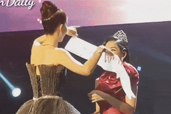 Chi Pu thỏa lòng làm hoa hậu khi được Ngọc Trinh trao vương miện 'Miss Showbiz'
