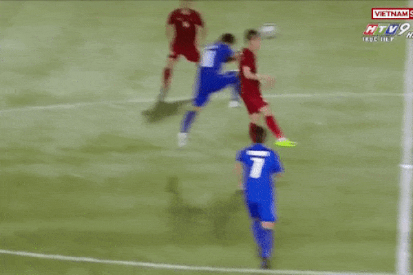 Ghi 2 bàn thắng, khoảnh khắc Tiến Linh đau đớn nằm sân vì bị chơi xấu làm fans xót xa-1