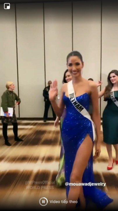 Hoàng Thùy trả lời thông minh khi bị truyền thông quốc tế soi từng cen-ti-met chiếc váy tím lấp lánh-1