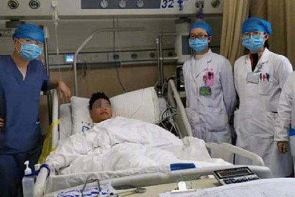 Ngã từ tầng 2, cậu bé bị cây sắt 4 m đâm xuyên người-1