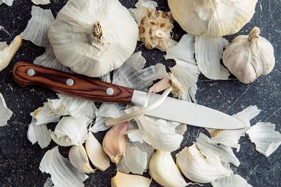 Dùng tay bóp nhẹ điểm này, tỏi nào cũng bong hết vỏ, việc bóc tỏi trở nên dễ như chơi