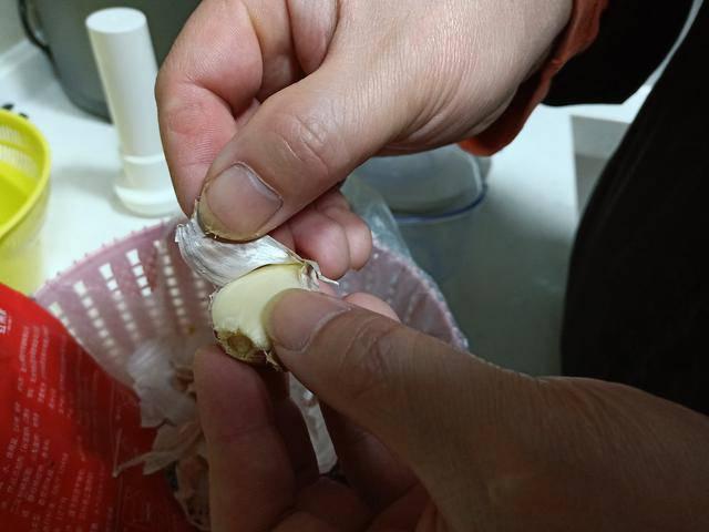 Dùng tay bóp nhẹ điểm này, tỏi nào cũng bong hết vỏ, việc bóc tỏi trở nên dễ như chơi-3