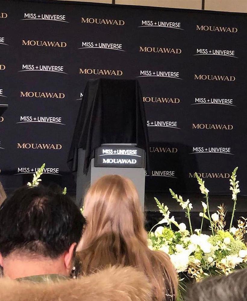 Miss Universe 2019 ra mắt vương miện 116 tỷ, khán giả ụp vội lên đầu Hoàng Thùy xem hợp hay không-1