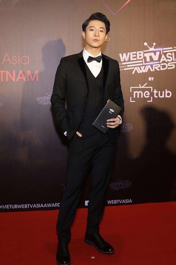 Nam Em tạo dáng lạ đụng độ Nhã Phương trên thảm đỏ-7