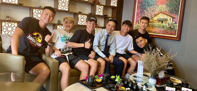 Thủ môn Văn Toản đời thường có gu thời trang giản dị-3