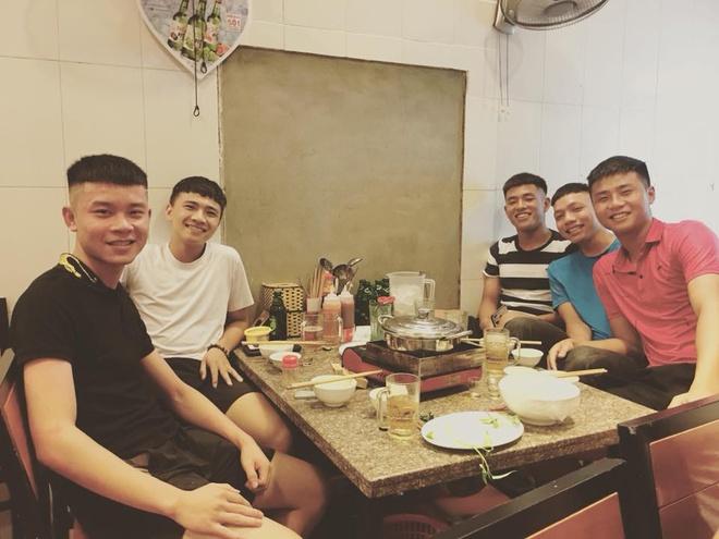 Thủ môn Văn Toản đời thường có gu thời trang giản dị-4