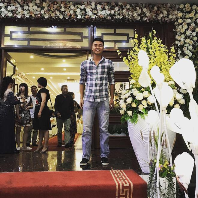 Thủ môn Văn Toản đời thường có gu thời trang giản dị-5